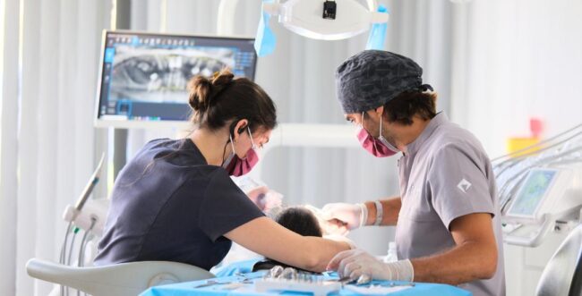 Antalya Estetik Doktorları, Dr. Onur Ademhan, Perla Dental Clinics’te hasta muayenesi yaparken