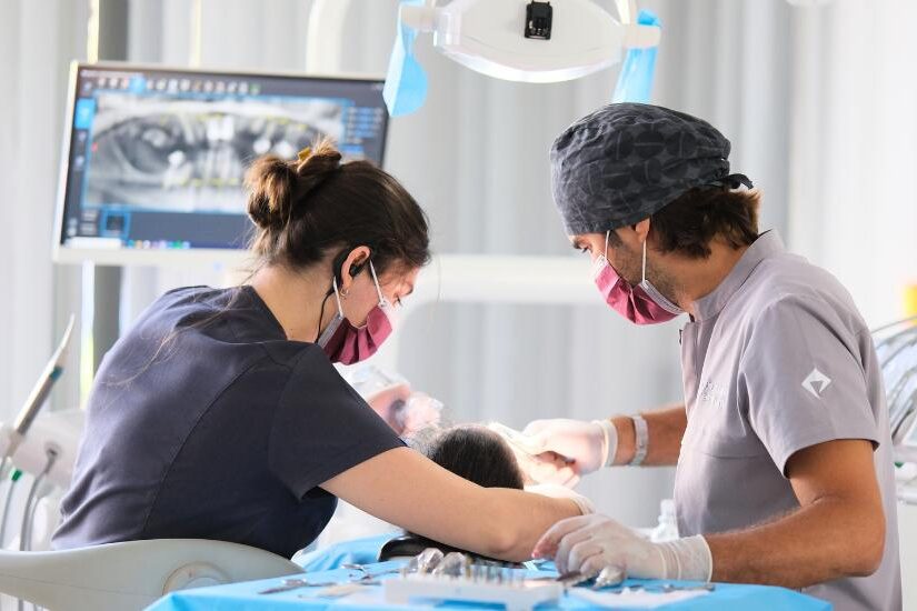 Onur-blog-estetik doktor Antalya Estetik Doktorları, Dr. Onur Ademhan, Perla Dental Clinics’te hasta muayenesi yaparken